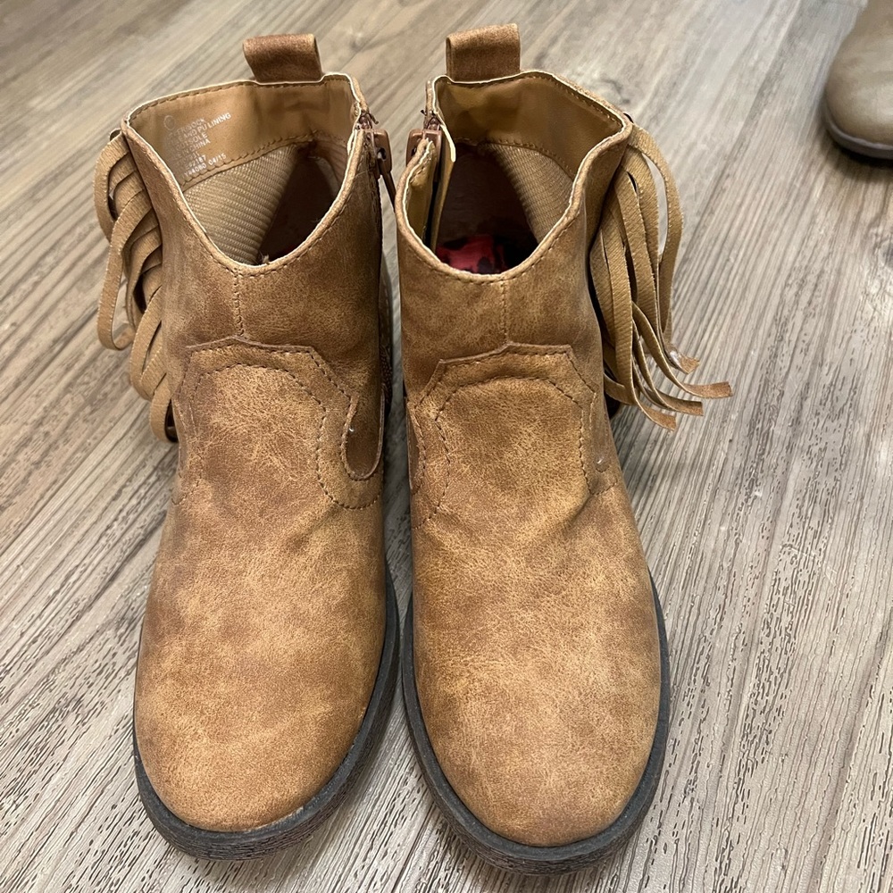 Camel color suede ankle boots with fringe